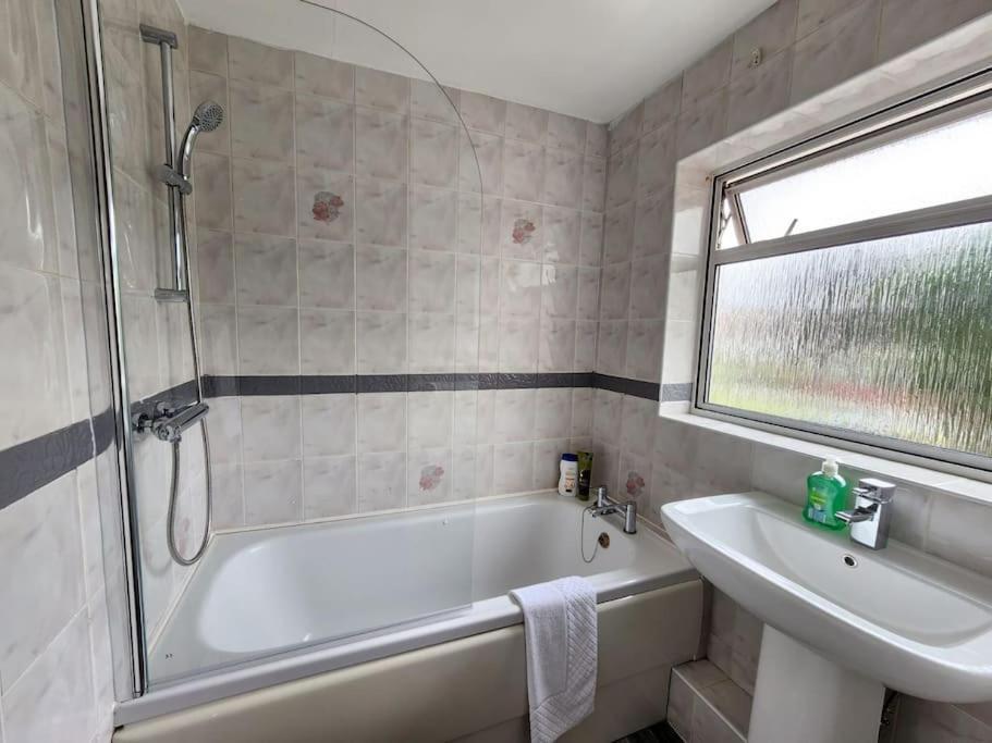 Holiday home Paradigm Villa, Oxford,5 Bedroom, 4 Free Parking Spaces *
